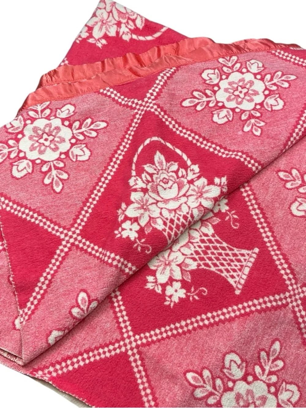 Vintage 1960s pink and cream reversible flower basket blanket 63 x 78